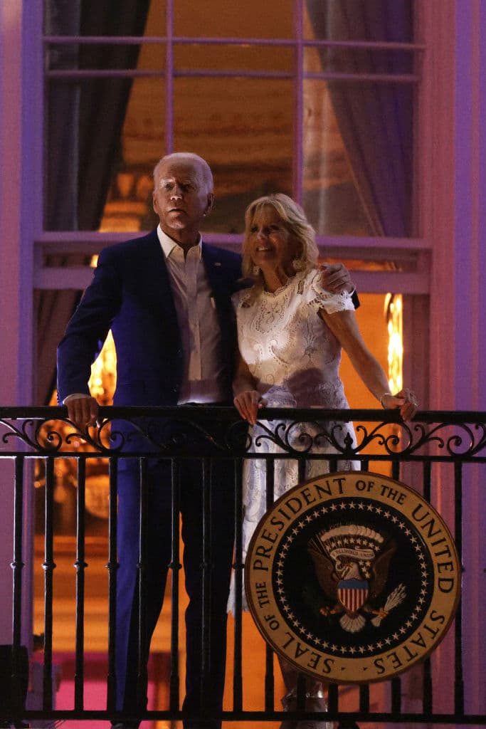 <a href="https://www.univision.com/temas/joe-biden">El presidente Joe Biden</a> rindió también tributo a quienes han perdido sus vidas por la pandemia. Pese a los progresos hechos con la vacunación,
<b>EEUU sigue siendo el país con mayor número de muertes en términos absolutos en la pandemia, con más de 600,000.</b>