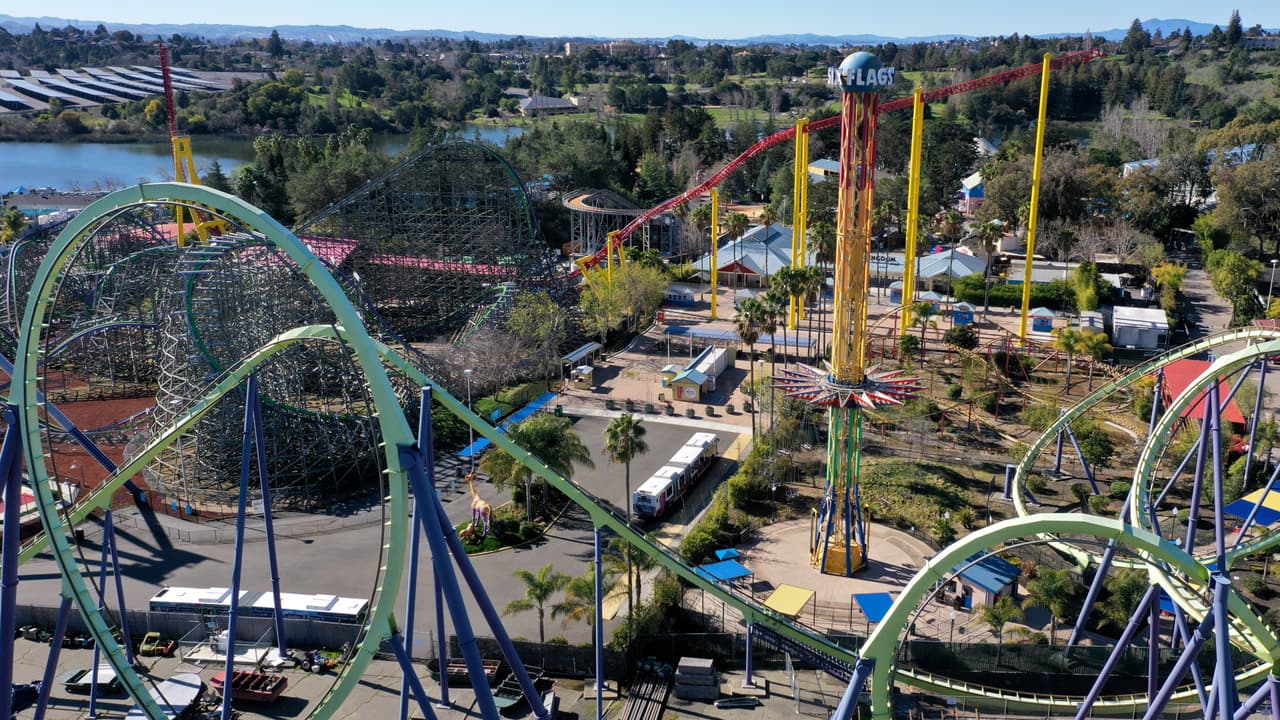 <a href="https://www.univision.com/local/los-angeles-kmex/california-parques-tematicos-disneyland-apertura">California permitirá a parques temáticos y estadios abrir</a> a partir del 1 de abril 
<b>cuando el condado en el cual se encuentran alcance el nivel "rojo"</b>, que es el segundo nivel más restrictivo del plan económico.