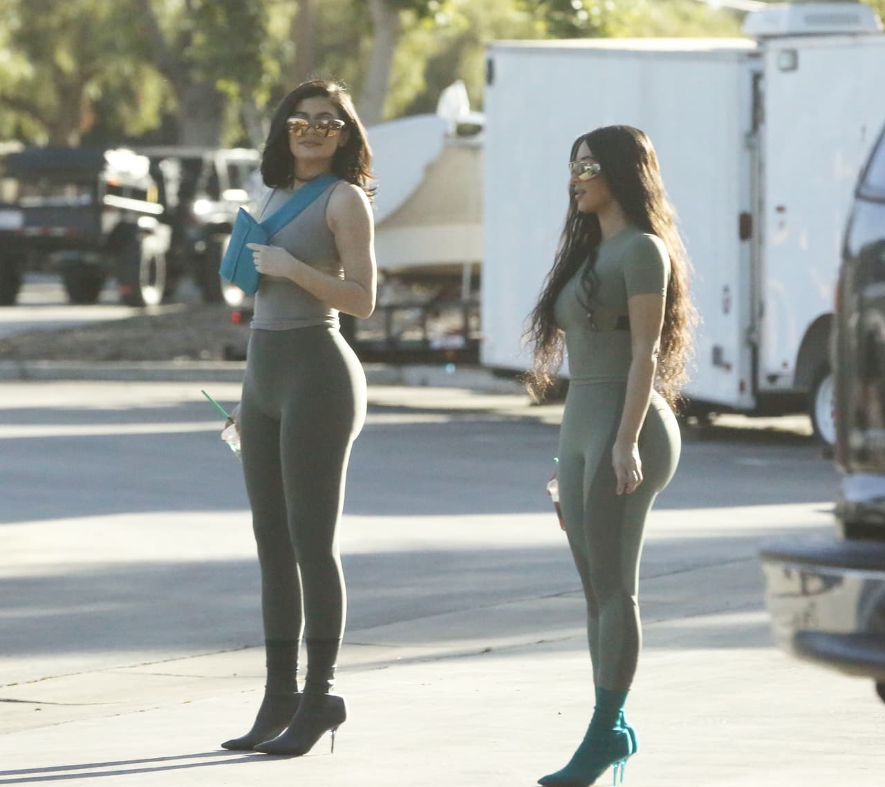 El pasado lunes fueron captadas vistiendo piezas deportivas ceñidas al cuerpo, estilo clásico de la marca
<b><a href="https://yeezysupply.com/collections/women ">Yeezy</a></b> que Kardashian suele combinar con tacones.