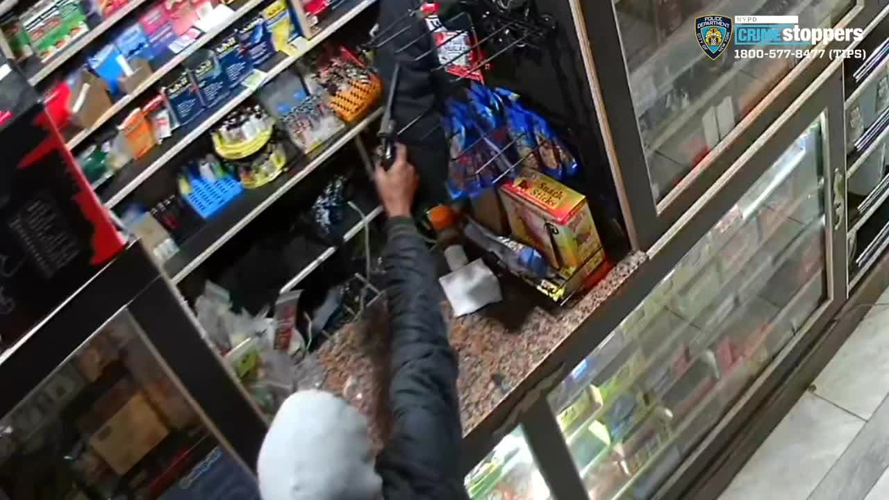 Captado en video: Bodeguero es baleado en la cara en Brooklyn