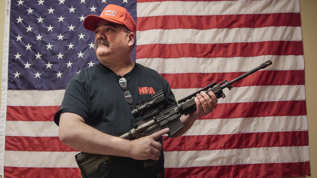 Anthony Segura es instructor de la Asociación Nacional del Rifle desde hace más de 40 años. No cree en el control de armas. Cree que en su lugar, debe aplicarse la ley de bandera roja, con la que familiares o conocidos de una persona pueden pedir a una corte que restrinja el acceso de las armas a personas con discapacidades mentales o crisis.