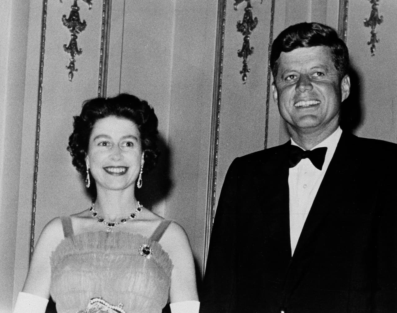 La reina Isabel II recibió en Londres a John F. Kennedy en junio de 1961. El presidente fue aclamado en las calles de Londres por cerca de medio millón de británicos. El mandatario estuvo acompañado de su esposa Jacqueline Kennedy. 
<b><a href="https://www.youtube.com/watch?v=KHDk2fxHocE" target="_blank">Aquí</a></b> puedes ver imágenes de cómo los recibieron por las calles de Londres.
