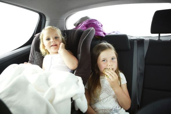 Dale un teléfono de plástico para que finja una conversación mientras tú conduces