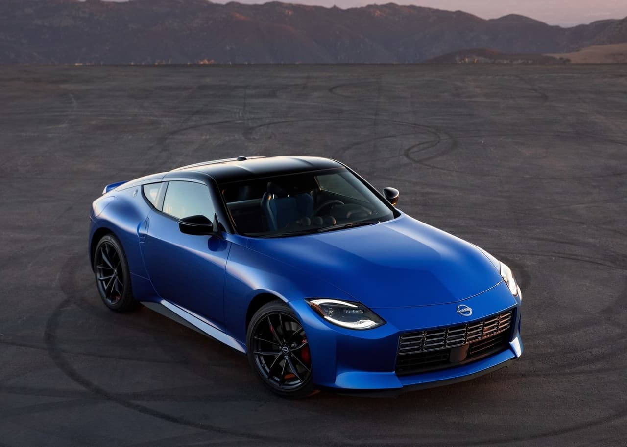 <h3 class="cms-H3-H3"><b>Nissan Z 2023</b></h3>
<br>
<br>El Nissan Z 2023 ofrece una llamativa combinación en la que incluye un nuevo motor V6 doble turbo de 400 caballos de fuerza, una transmisión manual de seis velocidades y un diseño moderno pero que toma elementos de las generaciones anteriores. Lo mejor de todo es que este deportivo seguirá siendo relativamente asequible, con un precio inicial que rondará los 40,000 dólares.
<br>
<br>
<b>Relacionado:</b> 
<a href="https://www.univision.com/carros/nissan-z-2023-septima-generacion-detalles-fotos"><u>Nissan Z 2023: el icónico deportivo llega a su séptima generación con extra de picardía</u></a>