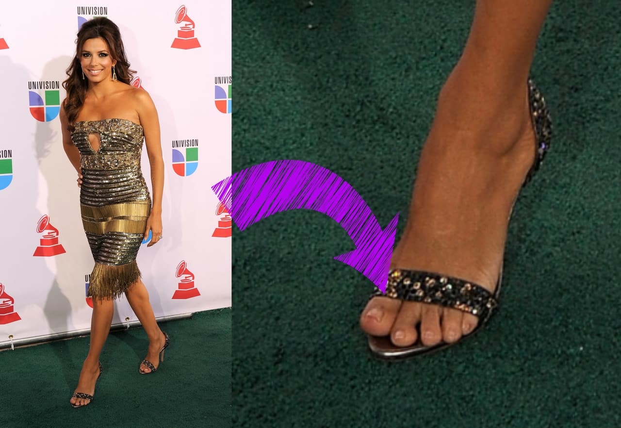 En 2009 Eva Longoria desfiló por la alfombra de Latin GRAMMY con un modelo corto y unos zapatos sencillos y descubiertos, lo que dejó al descubierto sus uñas en color natural.