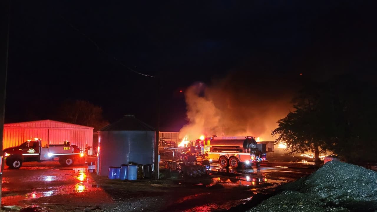 Un rayo cayó sobre un tanque de una línea de gas y provocó un incendio en Decatur