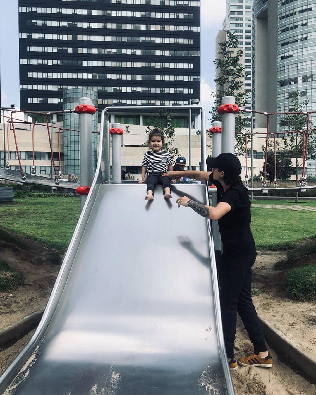 “Ella tiene en su habitación fotos con su papá y su mamá”, aseveró la nacida en Río de Janeiro.