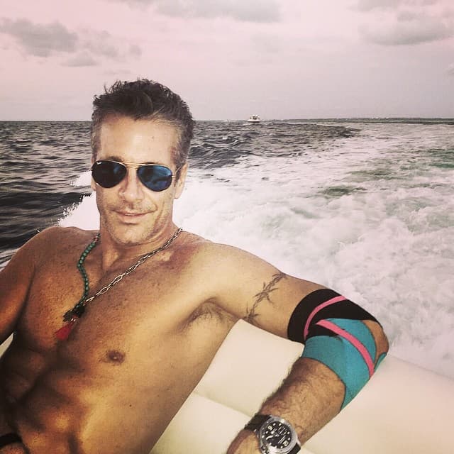 Supuestamente por tal situación el actor venezolano 
<b><a href="https://www.univision.com/shows/despierta-america/fernando-carrillo-continua-la-batalla-contra-la-mama-de-su-hijo-muestra-documentos-y-aclara-que-no-es-mal-padre-video">no podía entrar a los Estados Unidos</a></b>, debido a una orden de arresto que dictó una juez en su contra por ese caso.
<br>