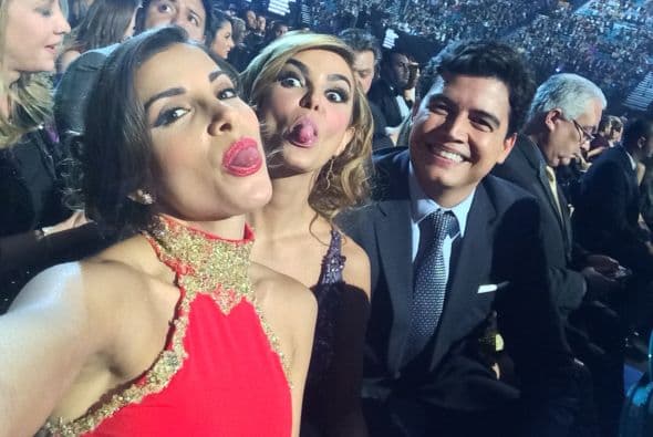 Una vez bajaban del escenario y durante la alfombra verde, se dieron la tarea de abrazarse, tomarse una que otra selfie y echarse uno que otro cuentito. ¡Y lo captamos todo!