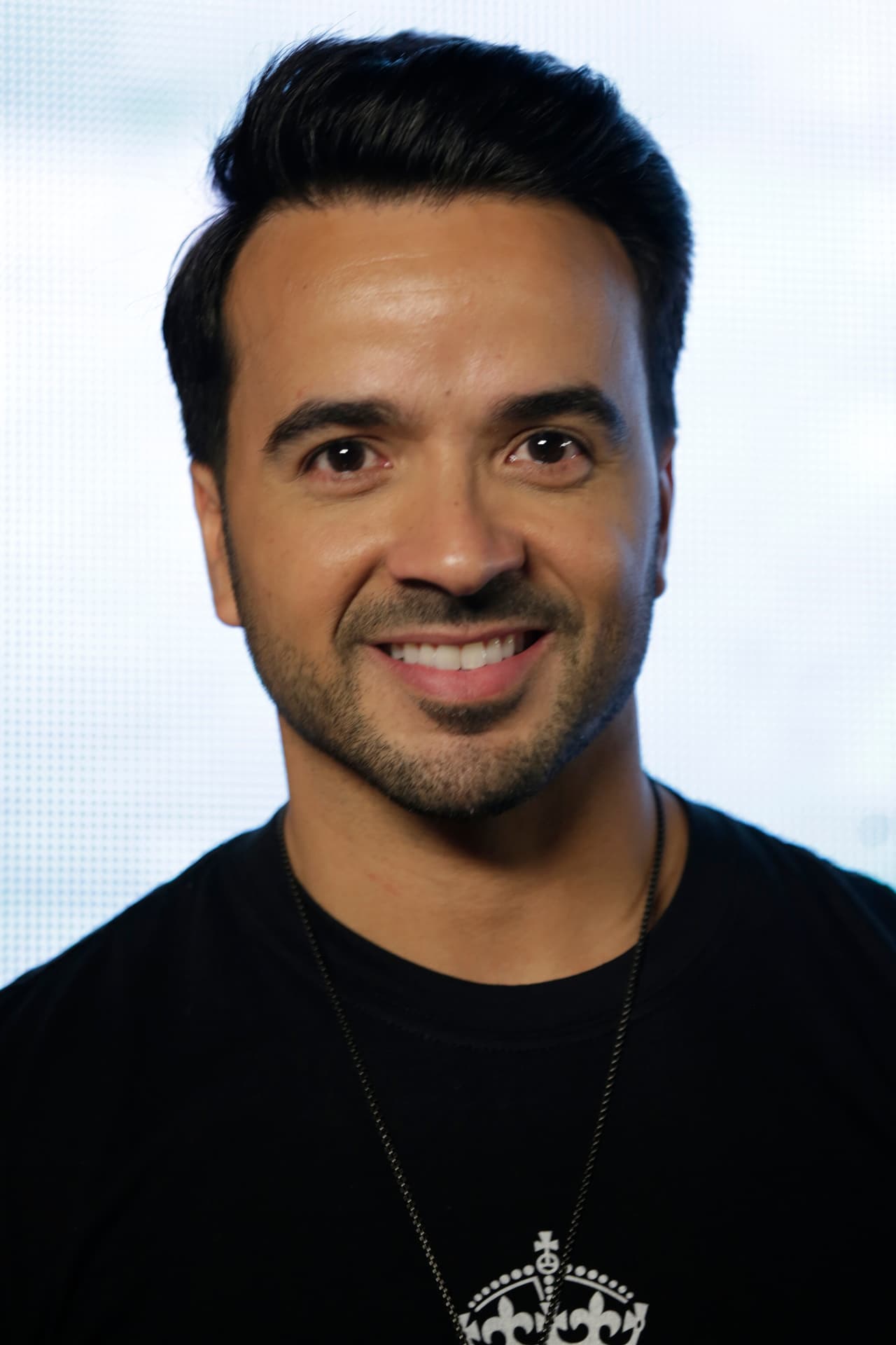 <a href="https://www.youtube.com/watch?v=kJQP7kiw5Fk">Des - pa - cito</a> que uno de los amores platónicos de
<a href="https://www.facebook.com/carlamedranoo/?fref=ts">Carla Medrano</a> también es
<a href="https://www.facebook.com/luisfonsi/?fref=ts">Luis Fonsi.</a>