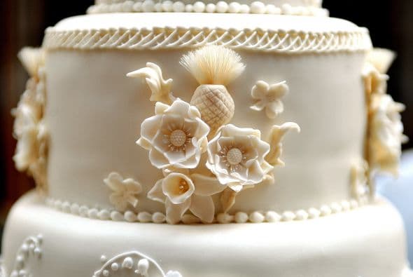 El pastel, elegido por la propia Kate, incluía 17 flores diferentes, tenía más de un metro de alto, pesaba 100 kilos y requirió a un equipo de seis personas y tres días para completarse.