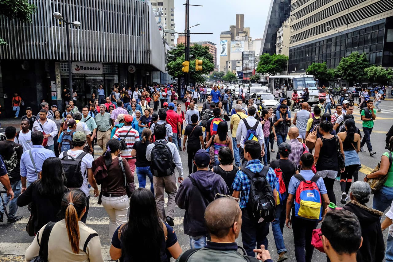 Venezuela está sumida en una crisis política desde la juramentación de Guaidó como presidente interino, basada en varios artículos de la Constitución. Maduro dice que Guaidó es un "títere" de Washington, a quien acusa de querer sacarlo del poder para apoderarse de las riquezas petroleras del país.