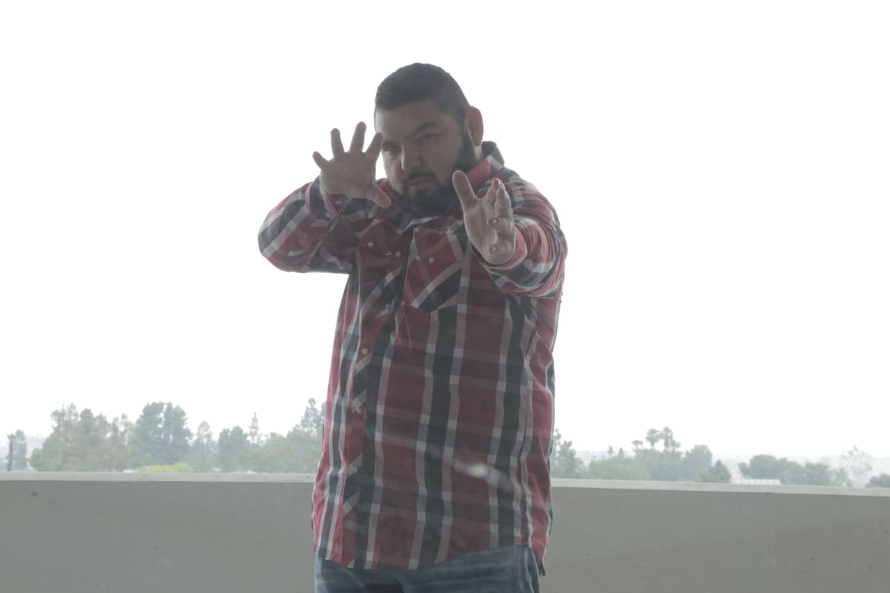 Y terminando la grabación El Tambochi con su pose de hipnotizador.