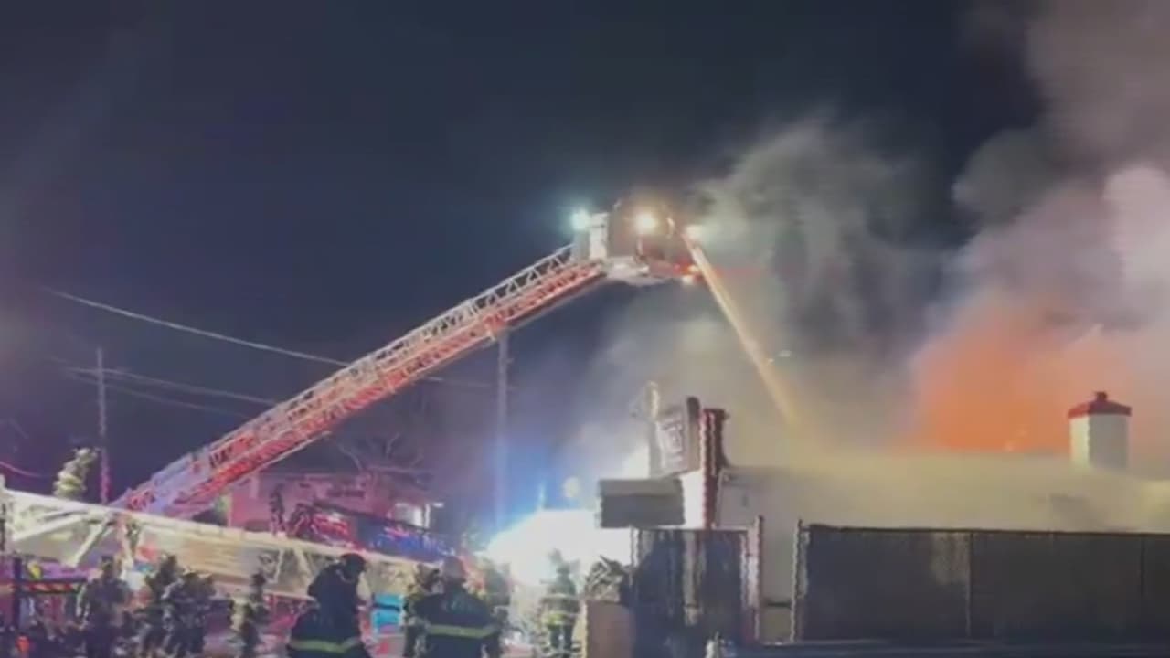 Incendio en Long Island afecta varios negocios y obliga a evacuar lugares aledaños