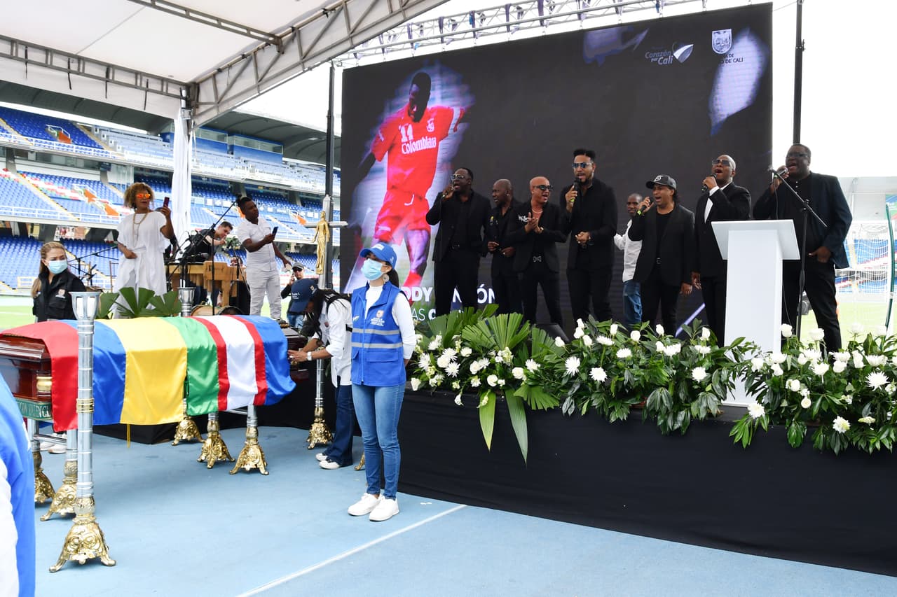 Familiares, amigos, exjugadores y aficionados le dieron el último adiós a Freddy Rincón en el Estadio Pascual Guerrero de Cali.