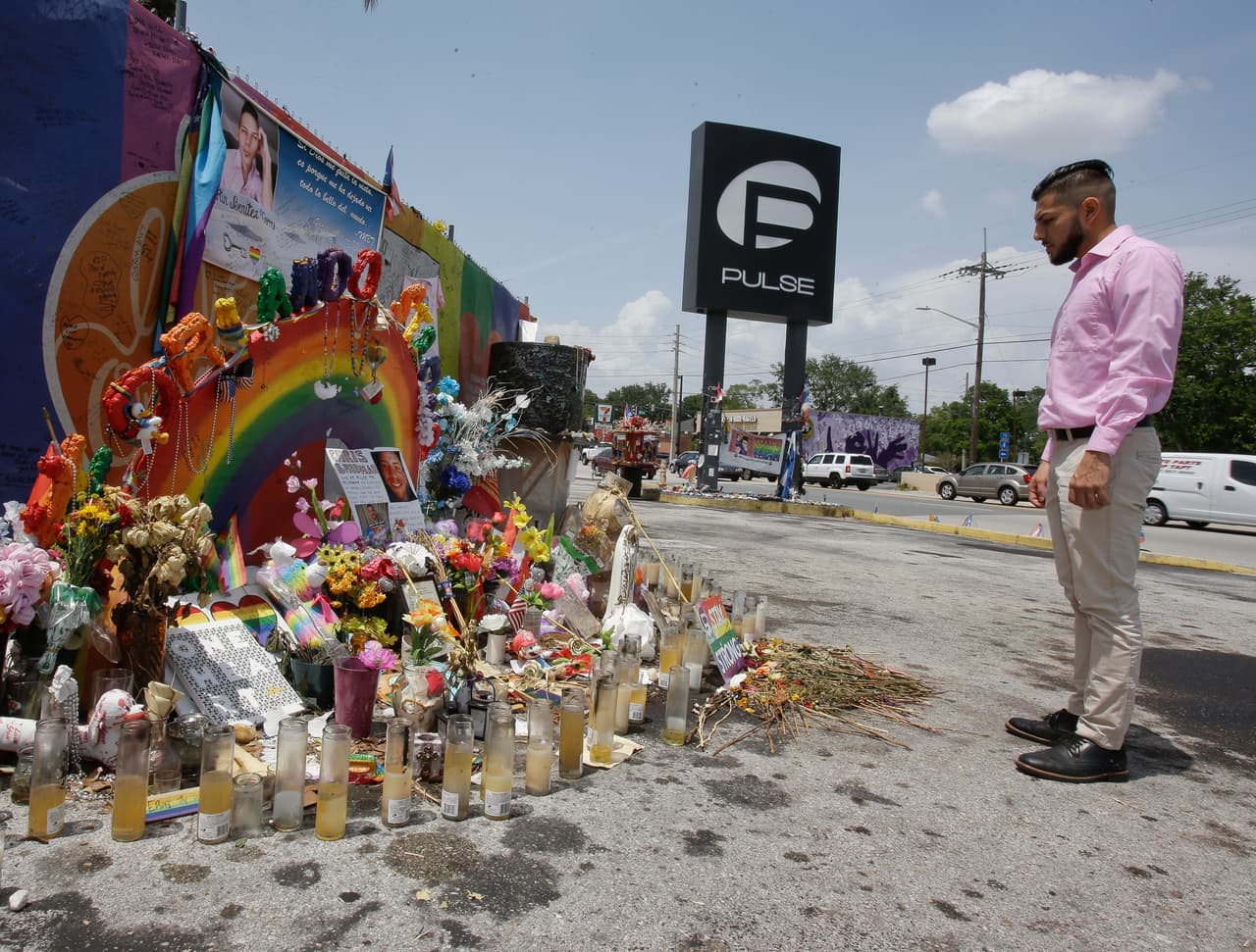 Marco Quiroga fotografiado frente a uno de los recordatorios de la masacre de hace un año en la discoteca Pulse de Orlando, Florida, en la que murieron 49 personas, la mayoría de ellas gays hispanos. La matanza sacó a la luz la marginación de ese sector incluso dentro de la comunidad gay y al mismo tiempo puso en marcha iniciativas que buscan superar ese aislamiento. Foto del 30 de mayo del 2017. (AP Photo/John Raoux)