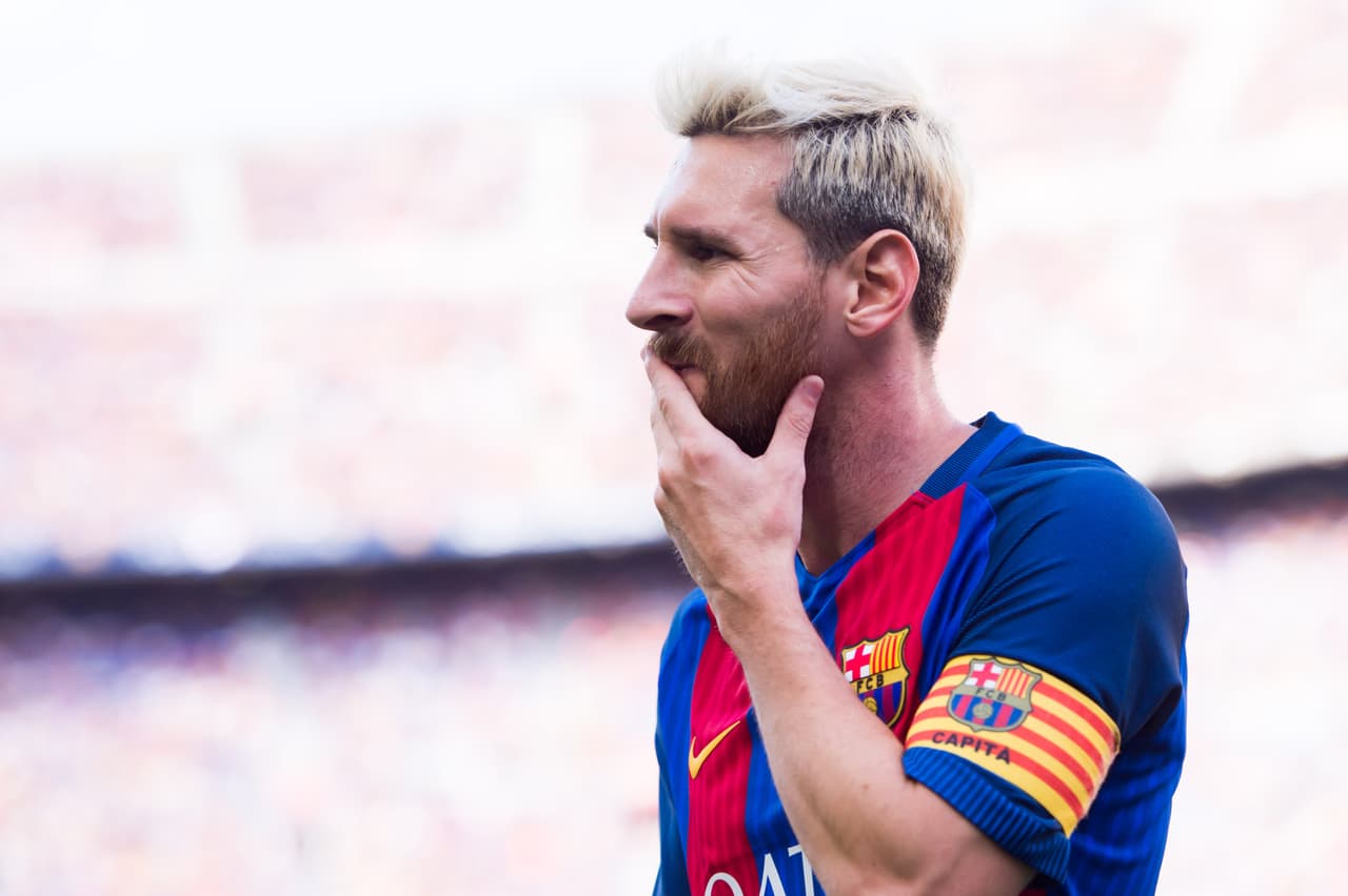 Para cerrar con broche de oro no podíamos dejar pasar por alto al astro
<b>Lionel Messi,</b> que ahore luce un tono rubio en su cabello.