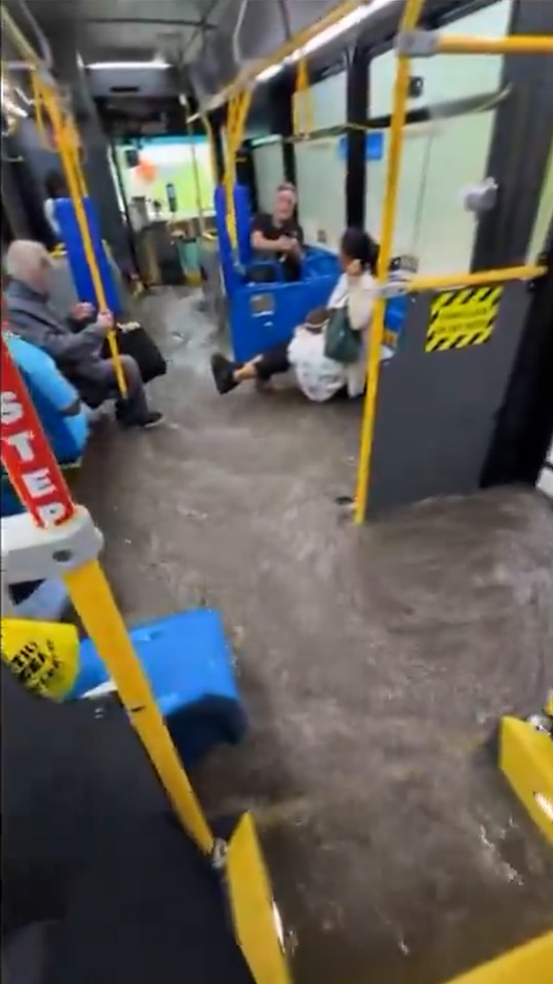 Autobús se inunda durante tormenta en Toronto