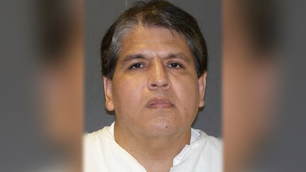 <b>Rubén Cárdenas Ramírez. </b>Ejecutado el 8 de noviembre de 2017 en la cárcel de Huntsville
<b>.</b> El reo, de origen mexicano, recibió la inyección letal tras ser encontrado culpable del secuestro, violación y asesinato en 1997 de su prima Mayra Laguna, de 16 años. Cárdenas confesó el crimen a las autoridades y, entre él y su cómplice, condujeron a los investigadores hasta el cuerpo de la víctima. Su abogada, Maurie Levin, sostenía que la confesión se obtuvo bajo coacción y que el reo era inocente. Con base en ese argumento pidió hasta el último momento que se realizaran nuevas pruebas de ADN a las uñas de la víctima. Los tribunales estadounidenses rechazaron la petició.
<br>
<br>
<b>Últimas palabras</b>: "No puedo ni quiero disculparme por un crimen que cometió otro, pero volveré por justicia. Pueden contar con ello".