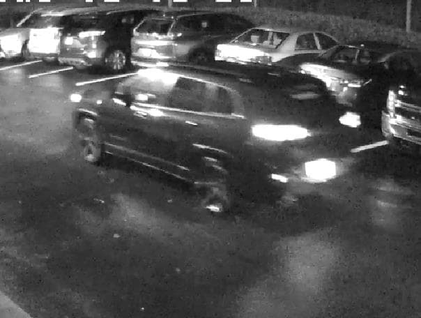 Las autoridades siguen la pista a un grupo de ladrones que robaron en 26 autos la madrugada de este martes en un lapso de 120 minutos en varios estacionamientos de hoteles y complejos de apartamentos a las afueras de Lawrenceville.