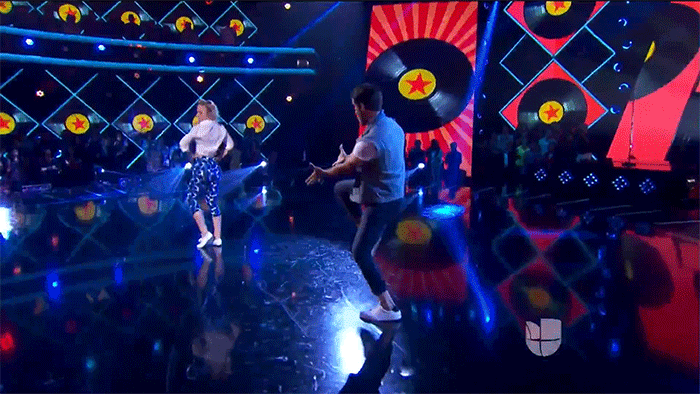 <a href="http://www.univision.com/shows/mira-quien-baila/ektor-rivera-no-solo-bailo-sino-que-tambien-canto-sobre-el-escenario-video">Ektor Rivera no solo bailó sino que también cantó sobre el escenario</a>