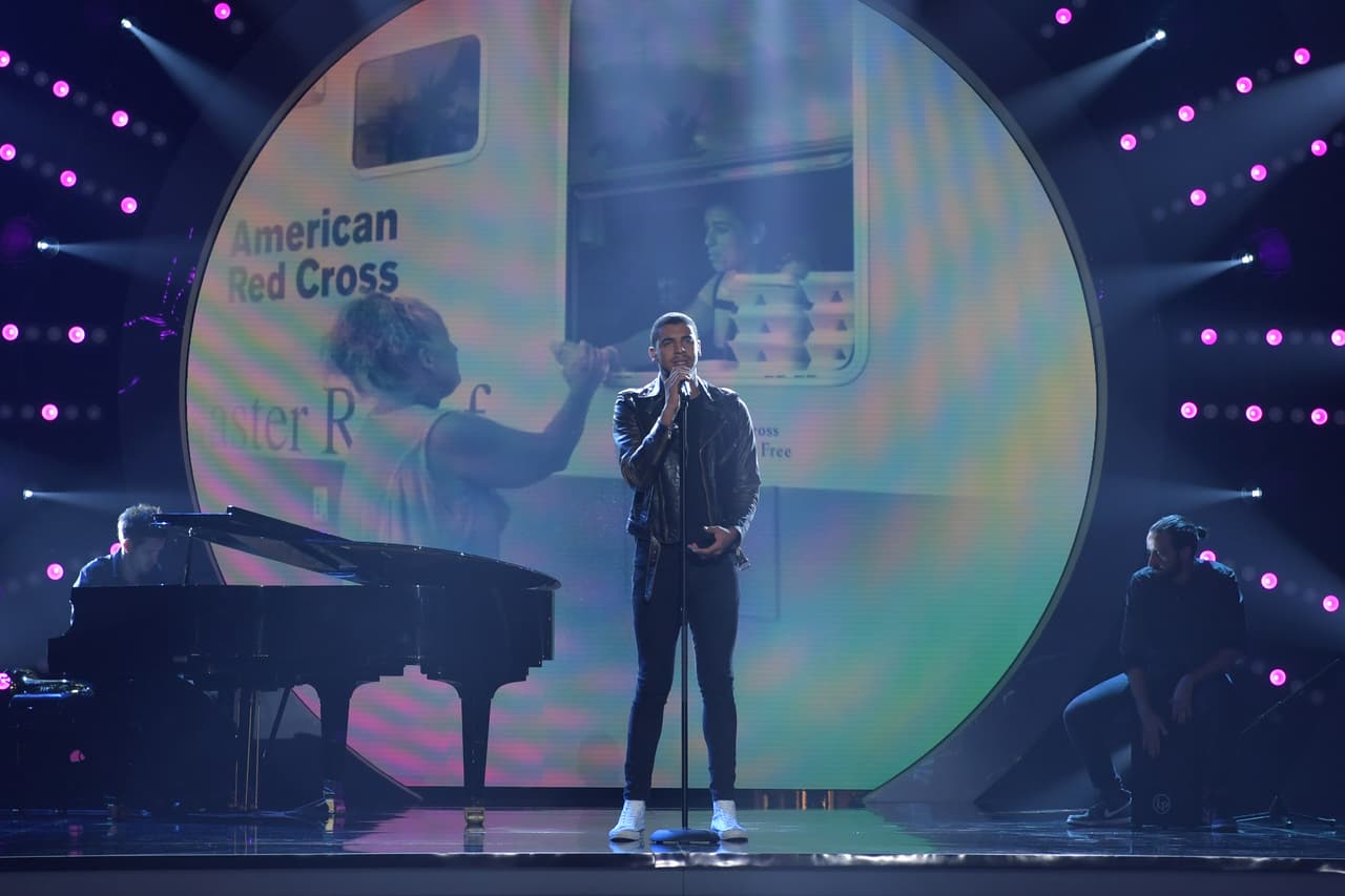 En nombre de Colombia, su país, el cantautor Manuel Medrano interpretó 'Voy a ofrecer mi corazón'.