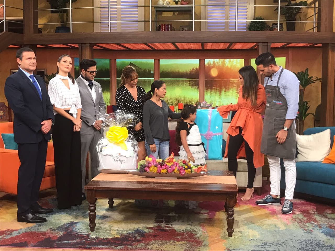 Madre e hija recibieron un pequeño presente de parte de todo el equipo.