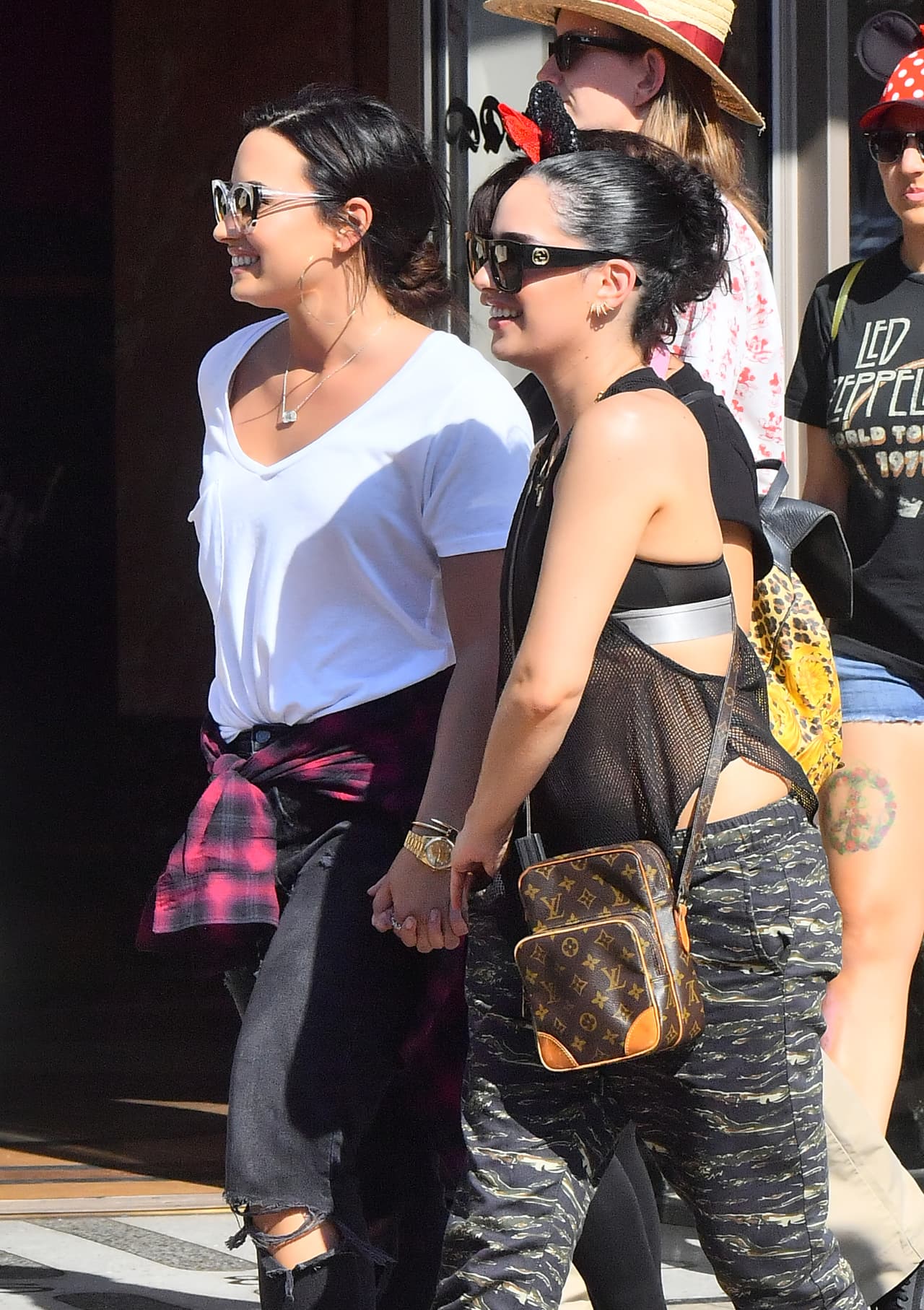 Photo © 2017 Mega/The Grosby Group EXCLUSIVE Los Angeles, CA September 11, 2017 Demi Lovato holds hands with a mystery woman while spending a happy day a Disneyland gets photobombed by Donald Duck. Demi and her new lady walked hand in hand all day Long as they enjoyed a day. they were seen riding the California screaming rollercoaster. Demi looked extremely happy.
