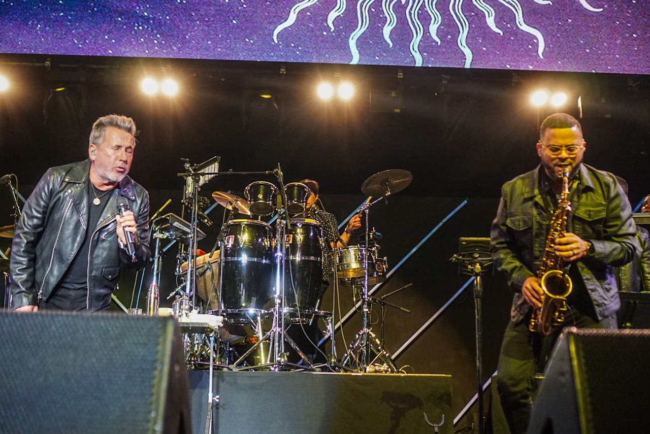 Desde antes, el escenario había experimentado su momento más romántico de la noche.