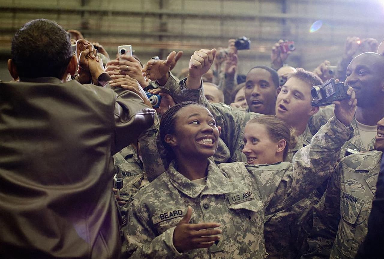 <b>Visita a las tropas en vivo y directo. </b>Sobre el saludo navideño de Donald Trump vía video a las tropas. “Selfie en Afganistán, hace siete años hoy. Visitamos a nuestras tropas en Bagram, Afganistán cuatro veces durante la administración. Cada viaje fue secreto y no anunciado. Tomabamos el Air Force One a altas horas de la noche, volabamos aproximadamente 14 horas a Bagram, pasábamos unas horas en el suelo y luego volabamos las 14 horas de regreso a casa. Tuve que decirle a mi esposa que me iría un par de días, pero no podía decirle a dónde iba. Para la tercera vez que le dije esto, ella lo descubrió”, escribió Souza junto a esta foto.