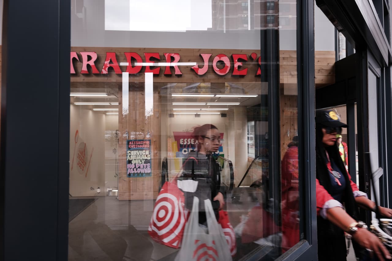 <b>Trader Joe’s</b>
<br>Cerrará durante Thanksgiving (jueves 23 de noviembre), pero abrirá en Black Friday (viernes 24 de noviembre).