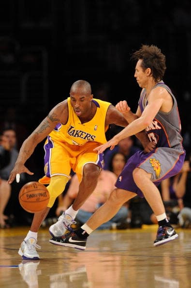 Kobe Bryant # 24 de Los Angeles Lakers maneja el balón contra Steve Nash # 13 de los Phoenix Suns durante los Playoffs de la NBA 2010 en el Staples Center el 27 de mayo de 2010 en Los Ángeles, California.
<br>