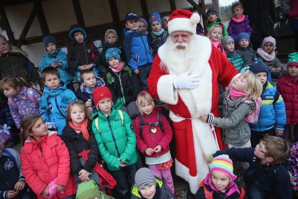 Cada vez que Santa pasea por las calles de Himmelpfort los niños lo rodean. Y sus miradas reflejan la emoción.
