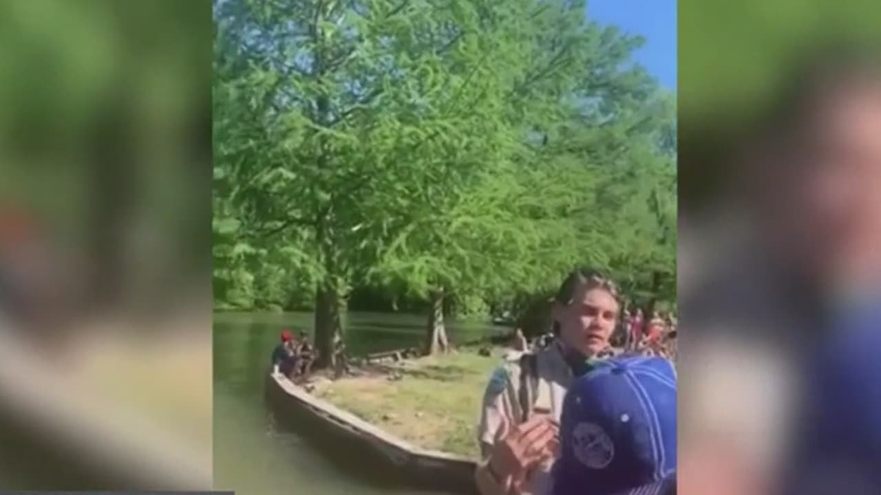 Video muestra a hombre empujando a guardabosques que lo regañó por no respetar el distanciamiento social