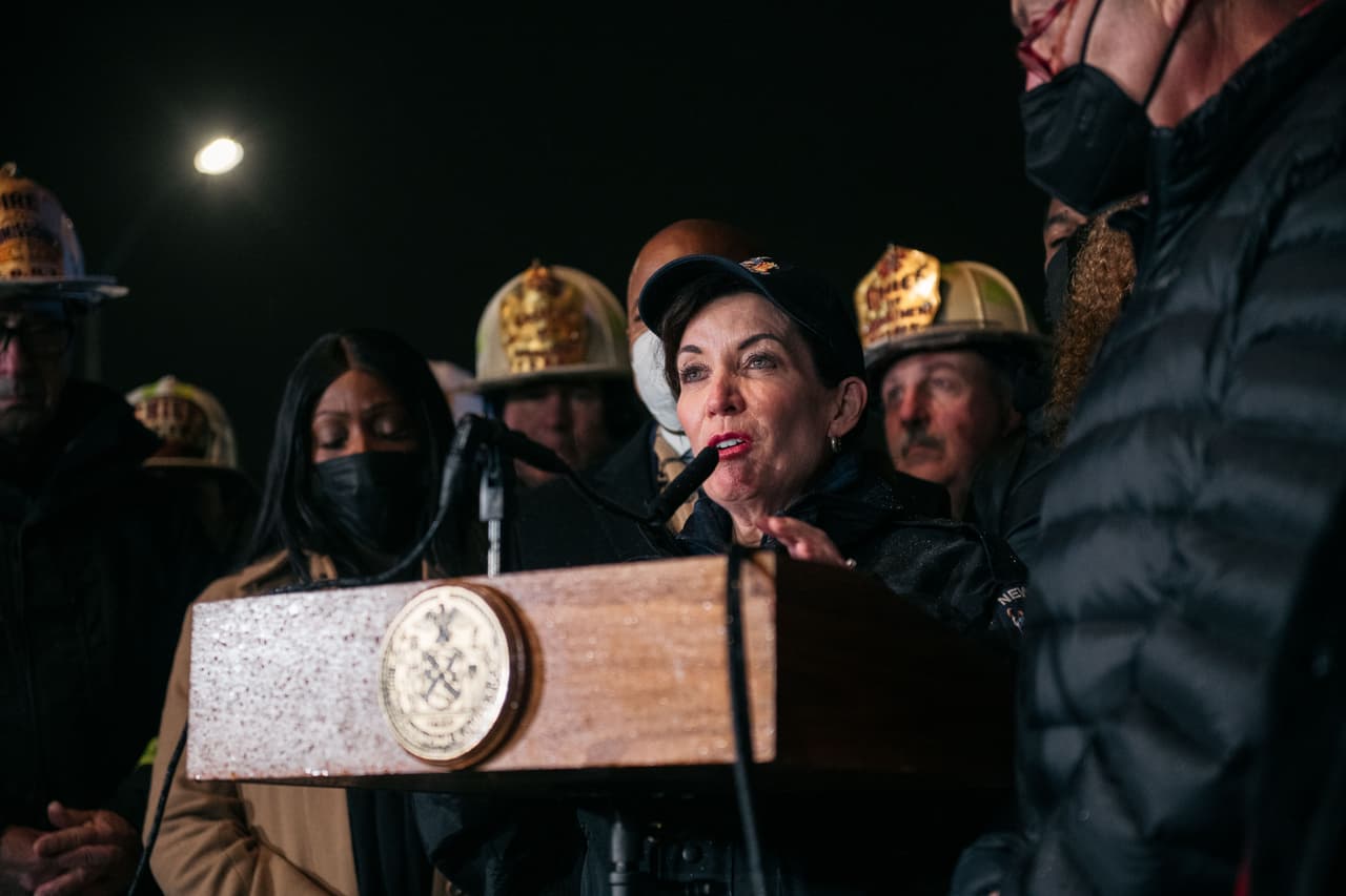 "Habrá dinero para ayudarlos a encontrar casa, con los gastos de los funerales, con lo que sea que necesiten... Los cuidaremos. Estamos aquí para el Bronx y para cualquiera que nos necesite", expresó conmovida Hochul.