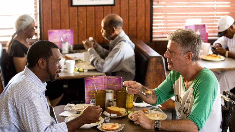 En el Restaurante MLK, Bourdain disfrutó de pescado y sémola en con Luther Campbell, a quien se le atribuye ser pionero en el tipo de música que más tarde se llamaría "Miami Bass". Este local está en Liberty City, un barrio de mayoría de población afroamericana.