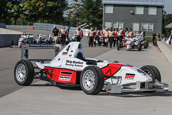 Si al hombre de la casa le gusta la velocidad, un curso de manejo es ideal. Existen diferentes escuelas en diferentes ciudades de Los Estados Unidos. Mi favorita es Skip Barber porque ofrecen diferentes paquetes, por variedad de precios.