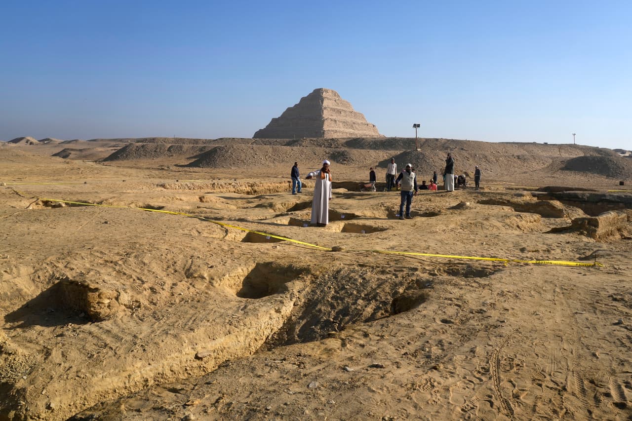 Una fotografía muestra una de las zonas en las que se llevó a cabo la excavación. Una de las tumbas descubiertas pertenecía a un sacerdote de la quinta dinastía conocido como Khnumdjedef, mientras que otra tumba era de un funcionario de palacio llamado Meri, que ostentaba el título de 'guardián de los secretos', dijo el equipo. Otros hallazgos importantes de la excavación incluyen estatuas, amuletos y un sarcófago bien conservado.