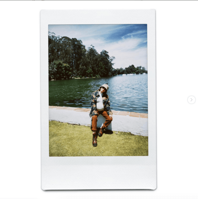 La joven lució desde pantalones y blusas ceñidas, hasta vestidos maxi. Además, casi todos sus looks los combinó con un toque un poco rockero con ‘combat boots’.