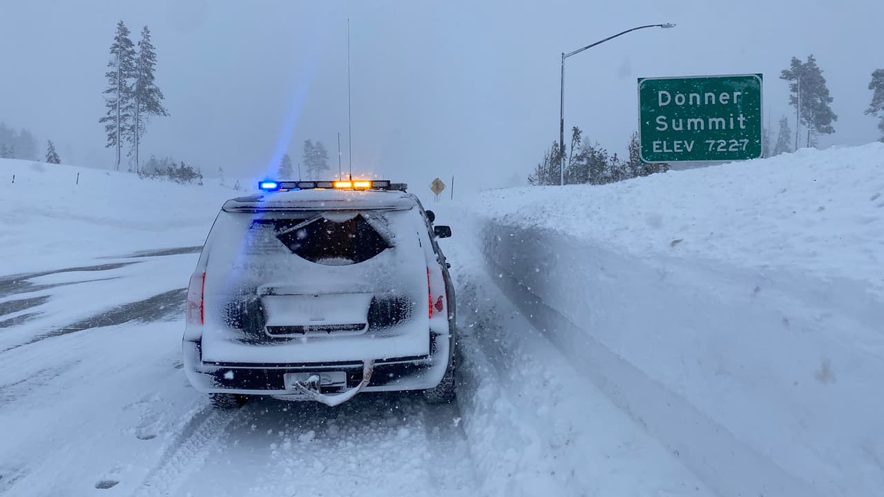 Aún cuando volvieron a abrir los caminos, Caltrans exigía cadenas para todos los vehículos debido a las acumulaciones de nieve.