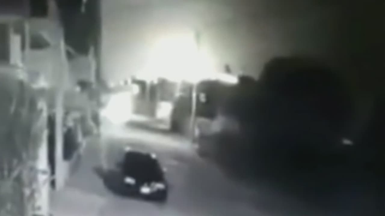 El momento en que un taller de pirotécnica estalla dejando cinco personas muertas y varios heridos en México