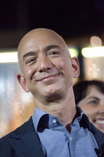 De niño trabajó en el rancho de su abuelo “colocando tuberías, vacunando al ganado y reparando molinos de viento”, cita el medio al Seattle Times.