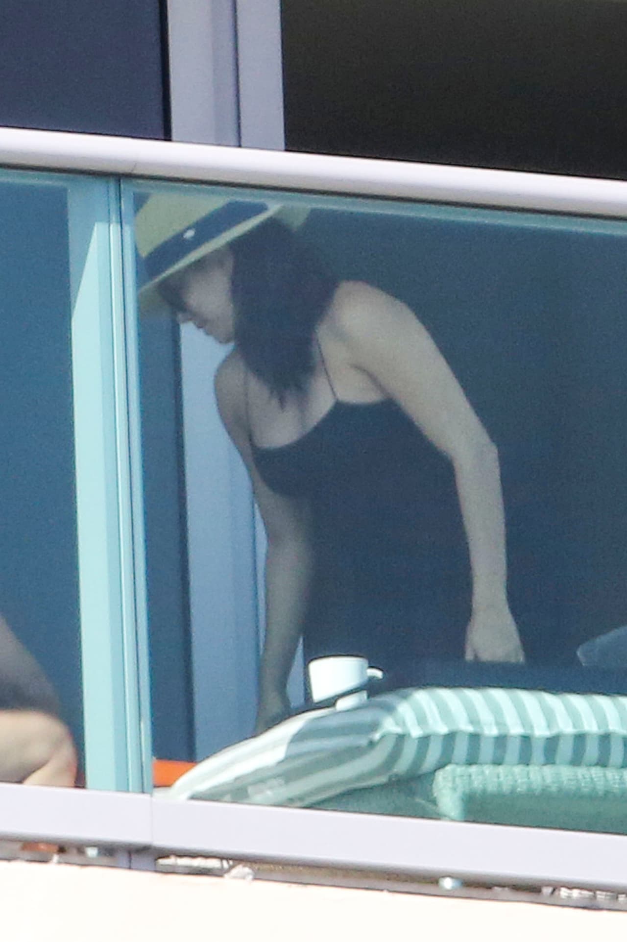 Photo © 2017 Mega/The Grosby Group PREMIUM EXCLUSIVE Miami, 23 DECEMBER 2017 Pregnant Eva Longoria shows off her fuller figure as she is seen for the first time since announcing she and husband Jose Baston are expecting a baby boy. The couple was seen having lunch together and relaxing on their balcony while on holiday in Miami. Eva is 4 months pregnant and is showing a round belly.