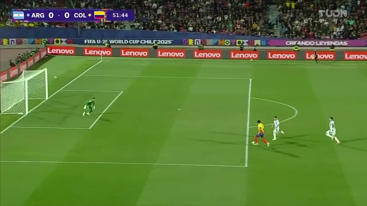 ¡El oso del torneo! Aristizábal iba solo frente al portero y se tarda en definir