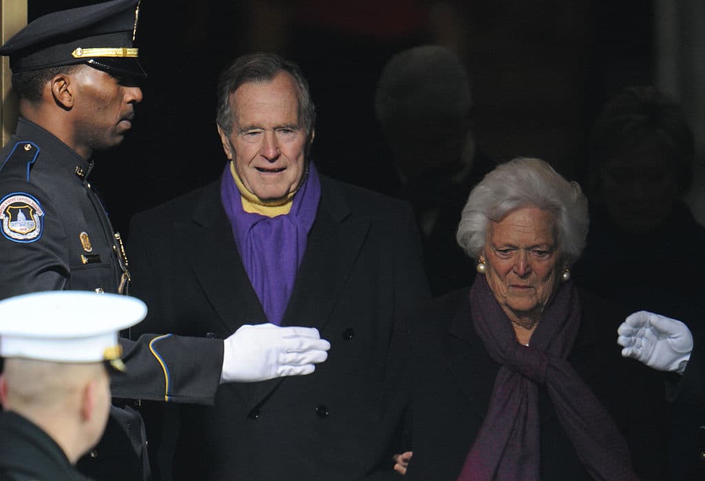 George H.W. Bush y su esposa Barbara se encuentran en condición estable.