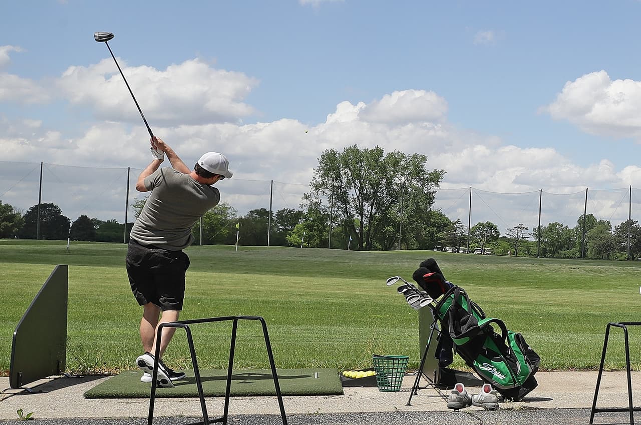Si bien los campos de golf han estado abiertos un mes en Illinois, los campos de prácticas se abrieron hasta este viernes.