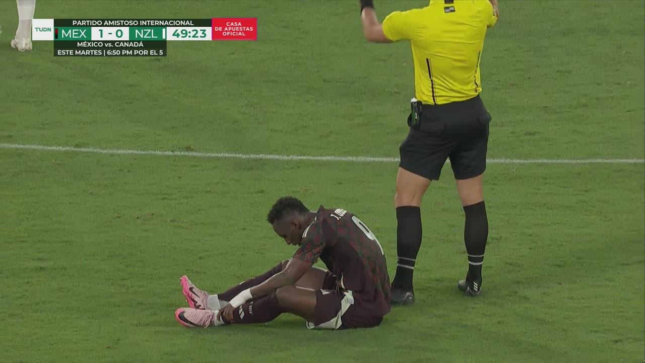 ¡Se tronó! Julián Quiñones se tira y pide su cambio