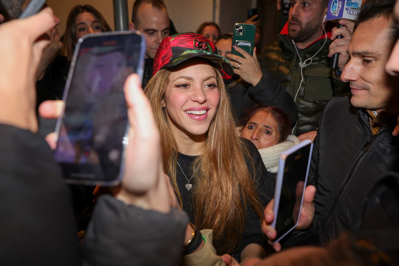 Pero para la artista, quien es muy cercana a sus fanáticos, no le fue suficiente agradecerles sus muestras de cariño desde el balcón.
<br>