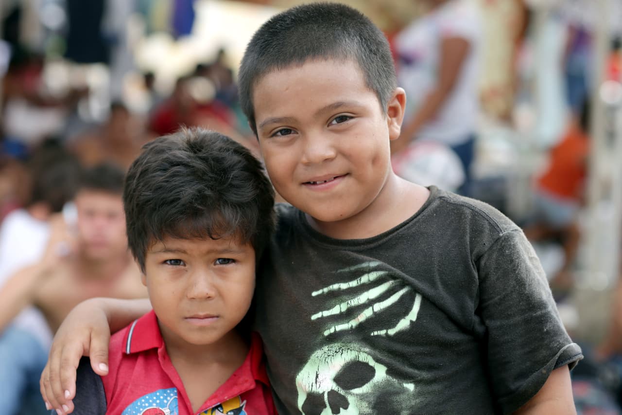 Según datos de la agencia de la ONU para los refugiados (ACNUR), hasta unas 7,000 personas llegaron a conformar la caravana que inició en San Pedro Sula, Honduras, el 13 de de octubre de 2018. 
<b>De estos al menos 2,000 son niños</b>, según algunos cálculos.