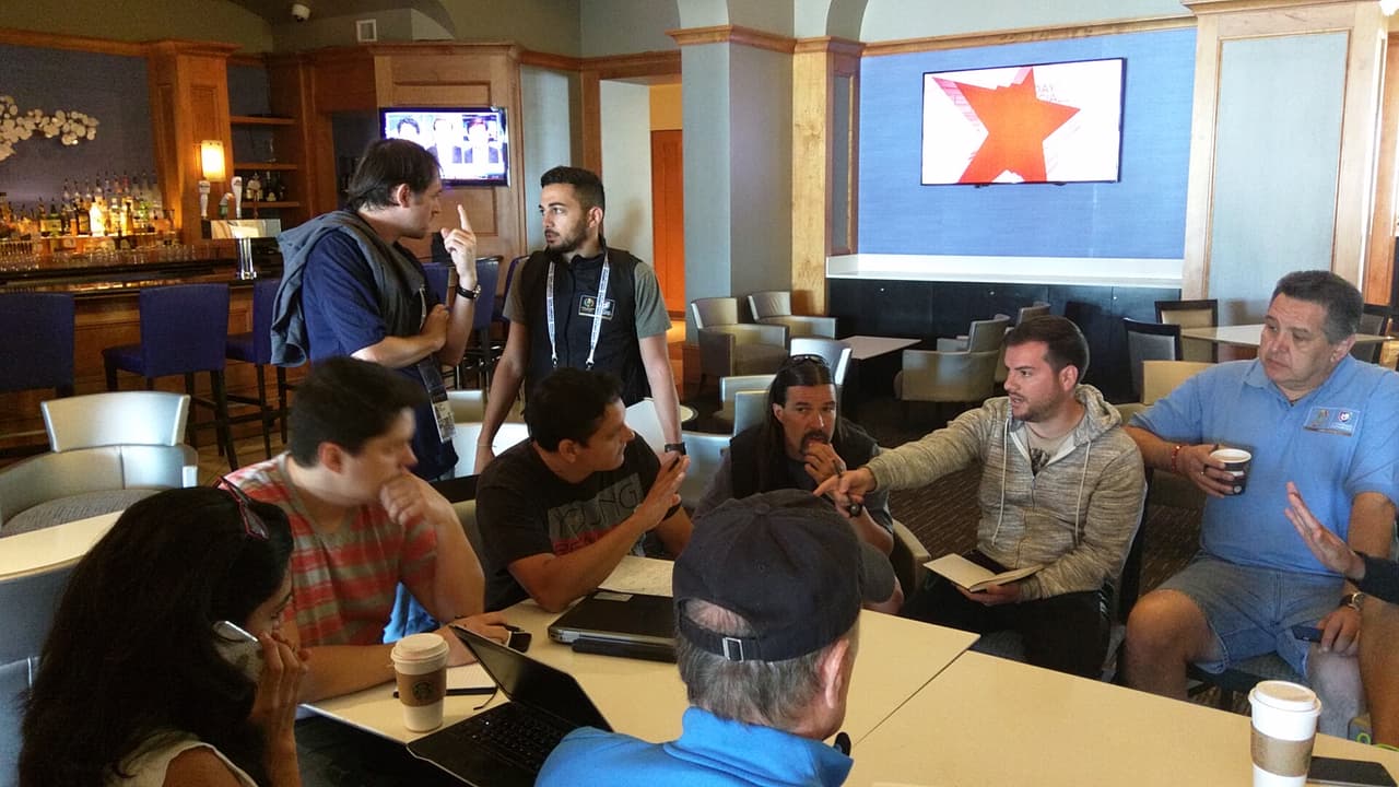 El talento y equipo de producción de Univision Deportes prepara el juego.